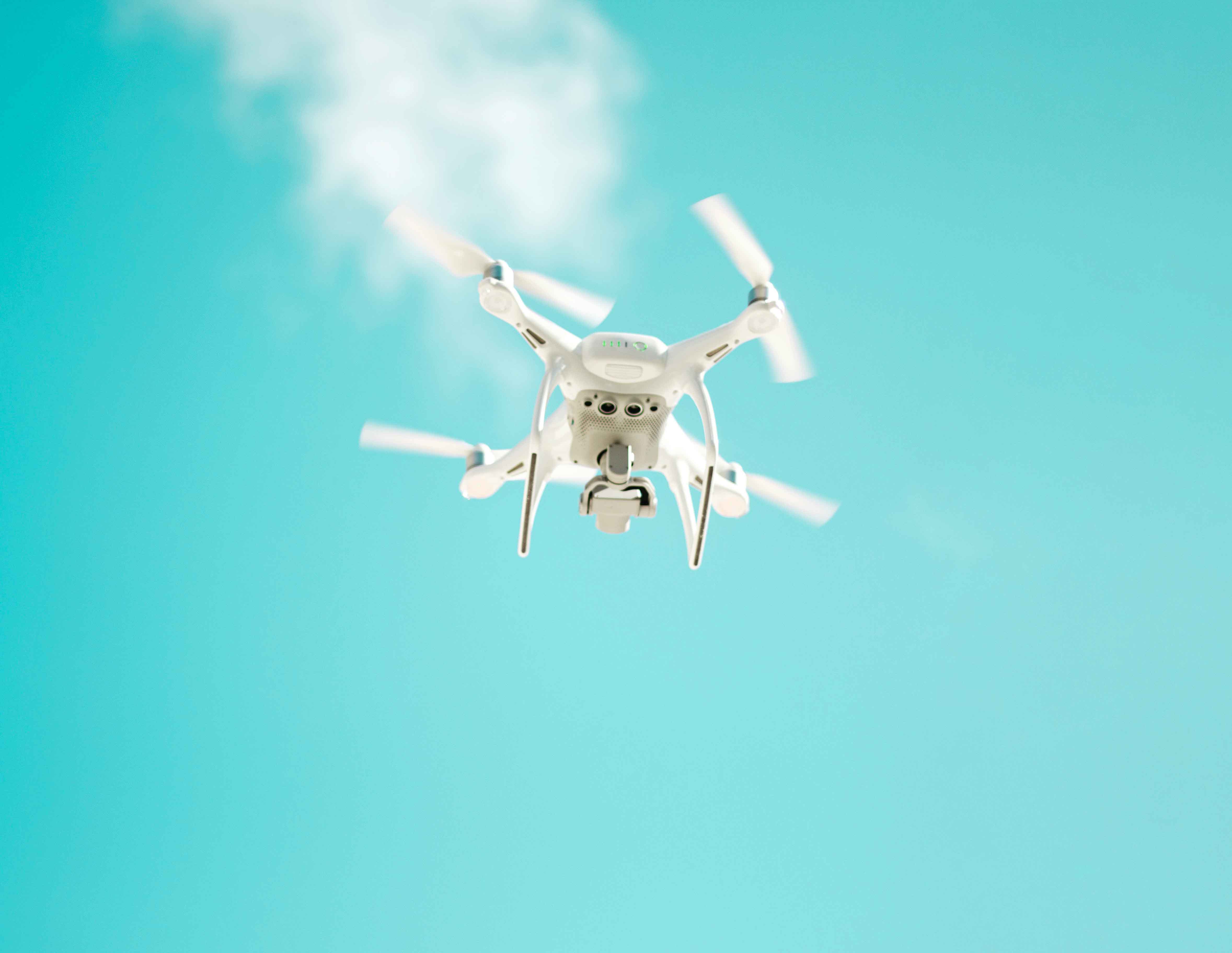 imagen de un dron sobrevolando el cielo