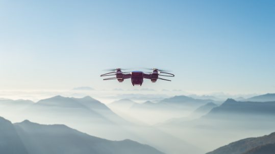 dron sobrevolando un bonito paisaje de montañas