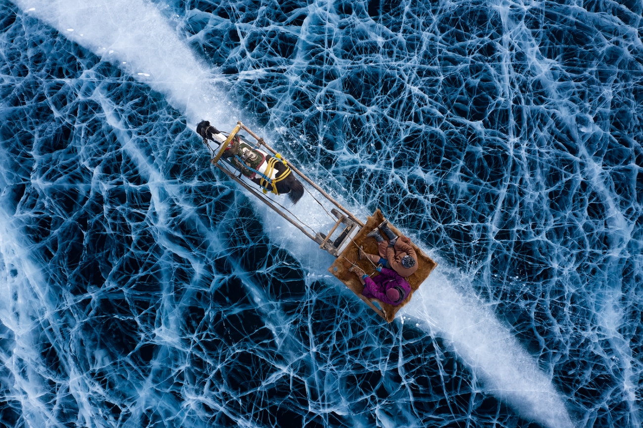 hombre fotografiado atravesando un río helado