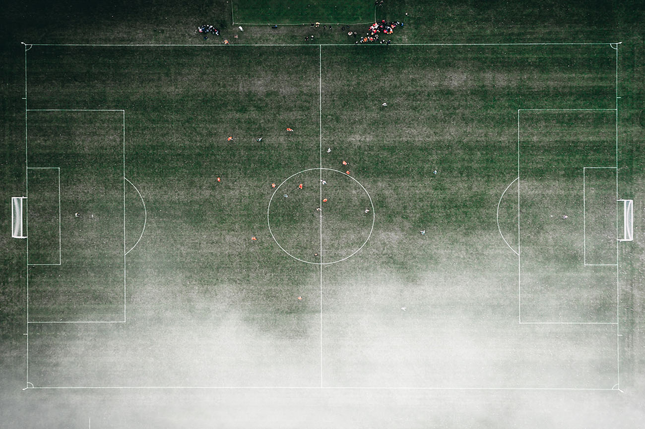partido de fútbol con vista aérea tomada por un dron